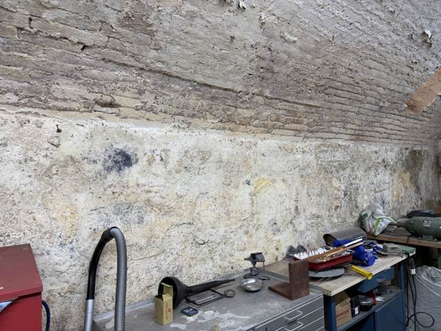 Feuchtes Gewölbe eines historischen Kellers vor der Sanierung