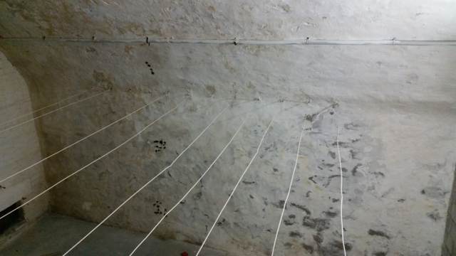 Kellerdecke mit Feuchtigkeitsspuren vor der Sanierung